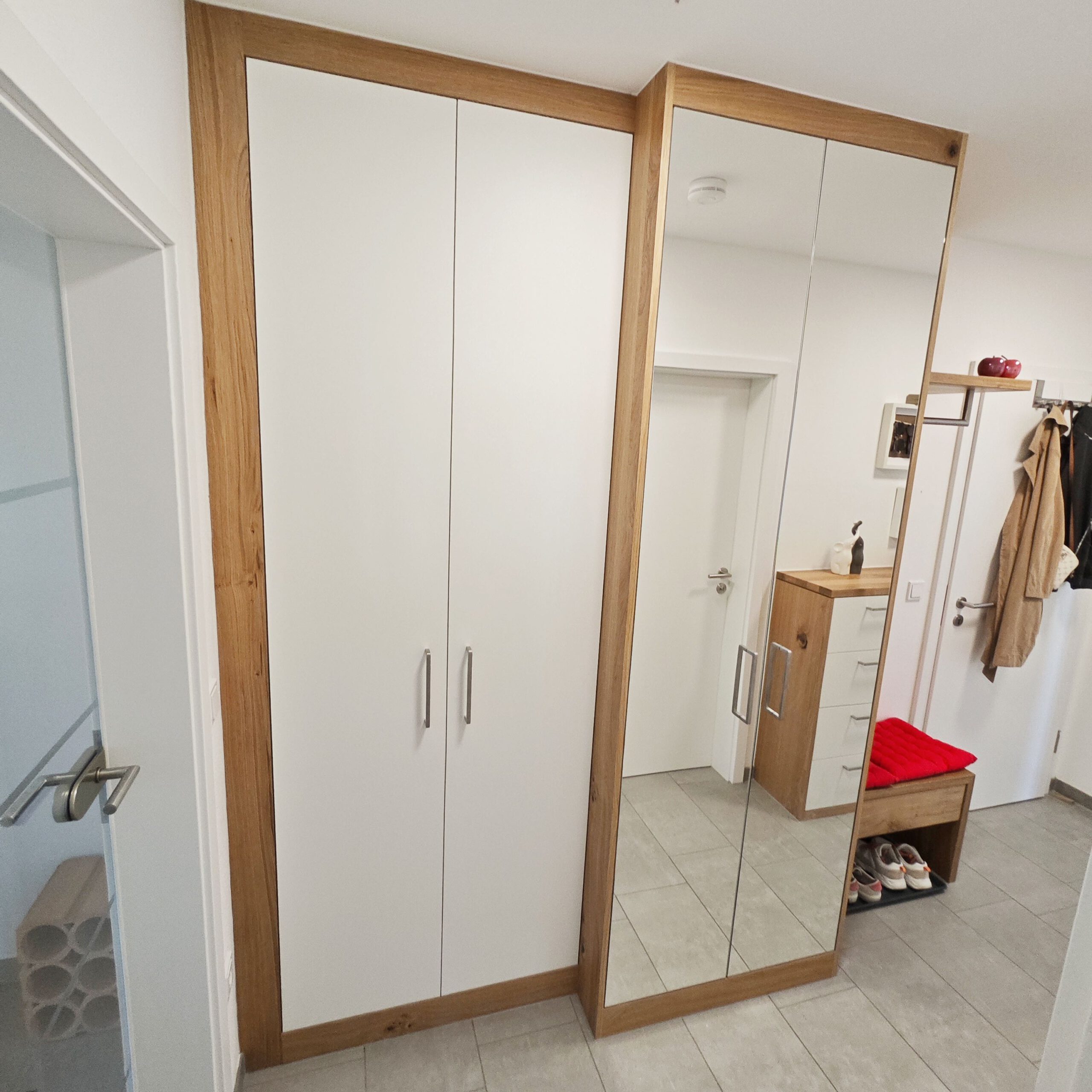 GARDEROBE | EINGANG   🫴🏼 3erlei vom Schrank   Schuhschrank mit SCHUH - KARUSSELL 👟👠👞🥾  Kleiderschrank mit Spiegel   Sitzbank mit WANDPANEEL  🫴🏼 WILDE EICHE Verblendung   🫴🏼 FRONT weiß, matt / verspiegelt  🫴🏼 SCHUHKARUSSELL 🔥  🫴🏼 SITZBANK mit Schublade und Wandpaneel  🫴🏼 KOMMODE für den geordneten Familienhaushalt 💚