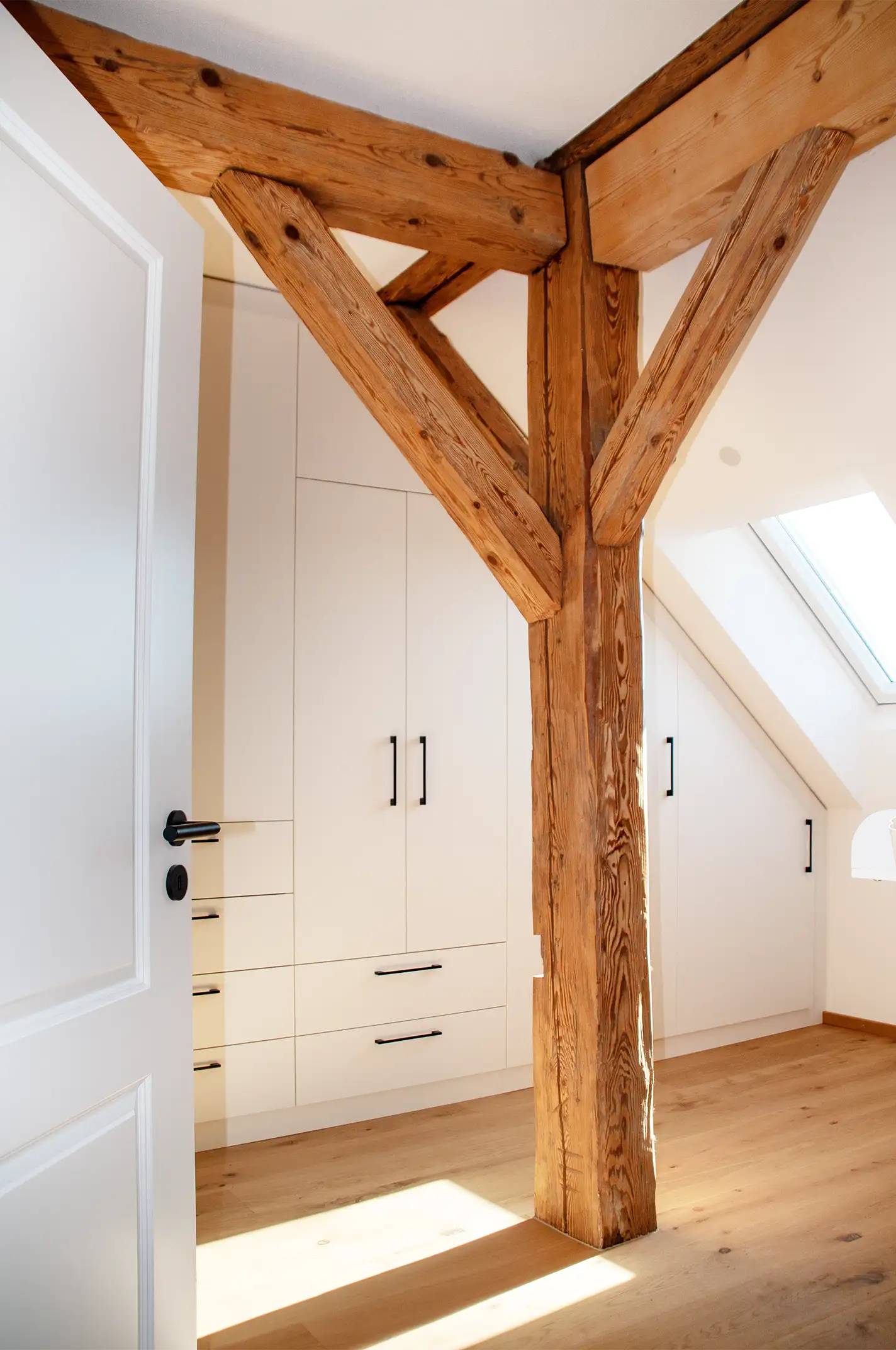 Viel Stauraum in der Dachschräge