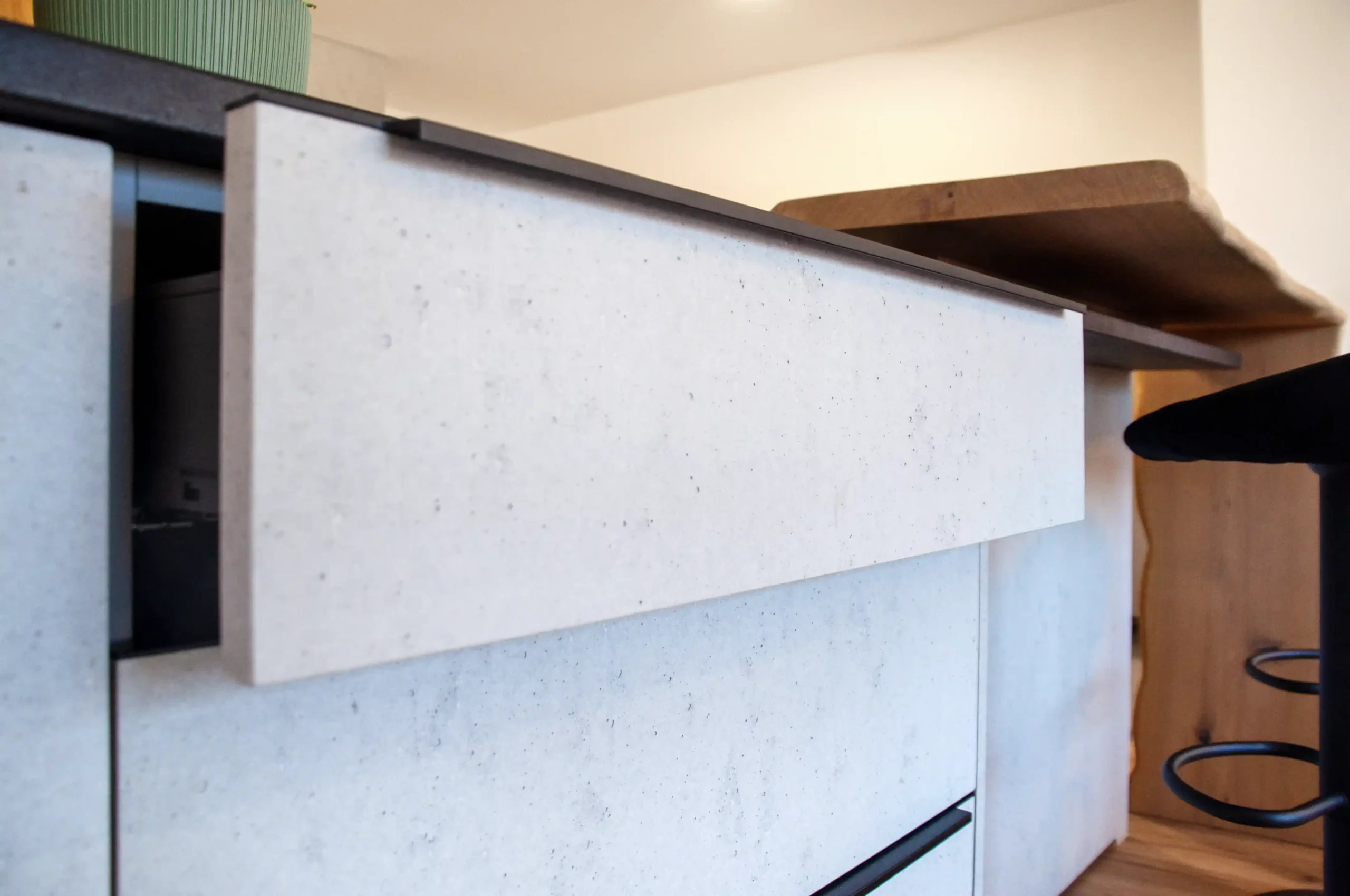 Detail der Edel-Beton-Front: filigran gearbeitet