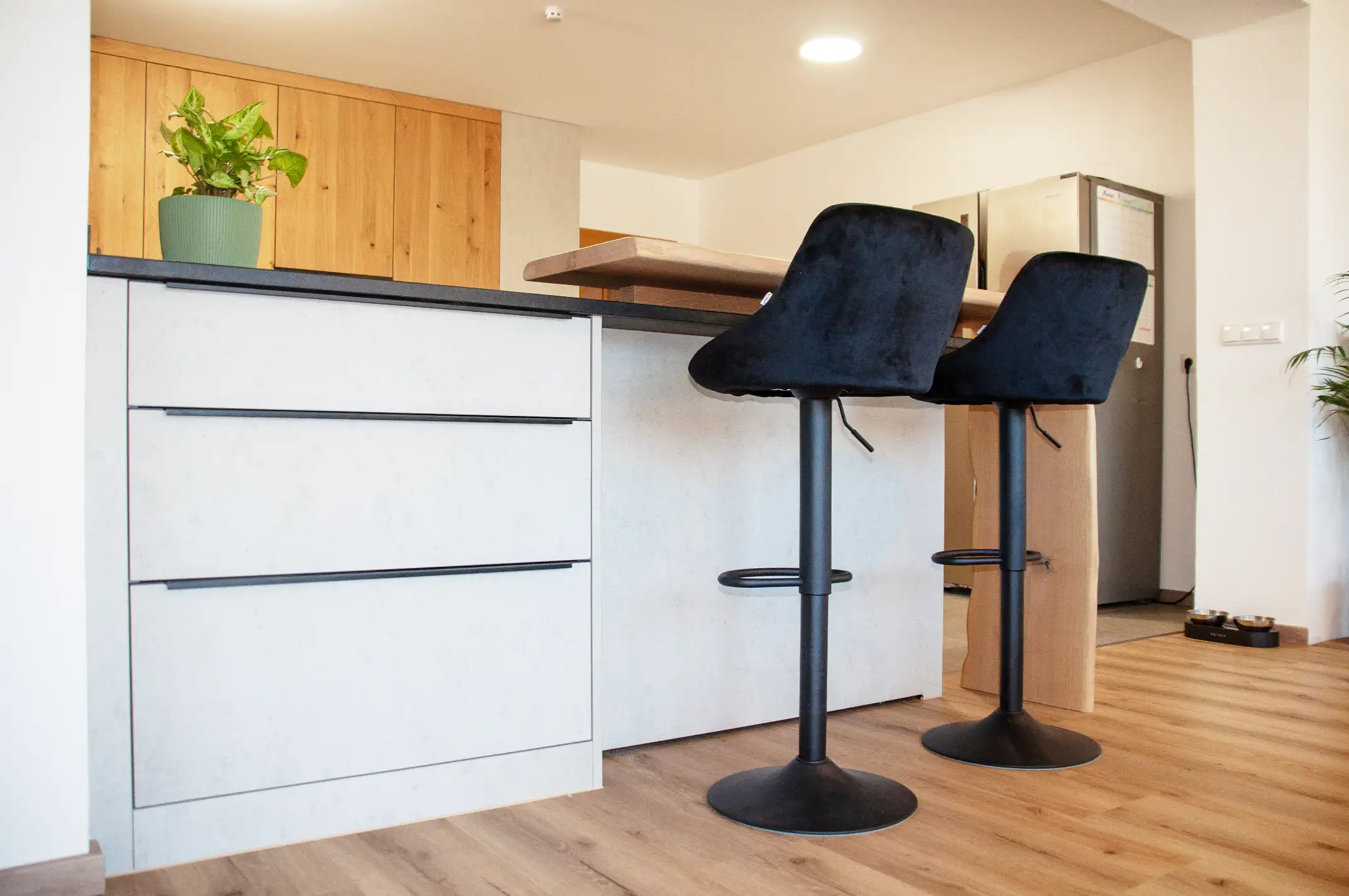 Edel-Beton-Front für Eichen-Küche