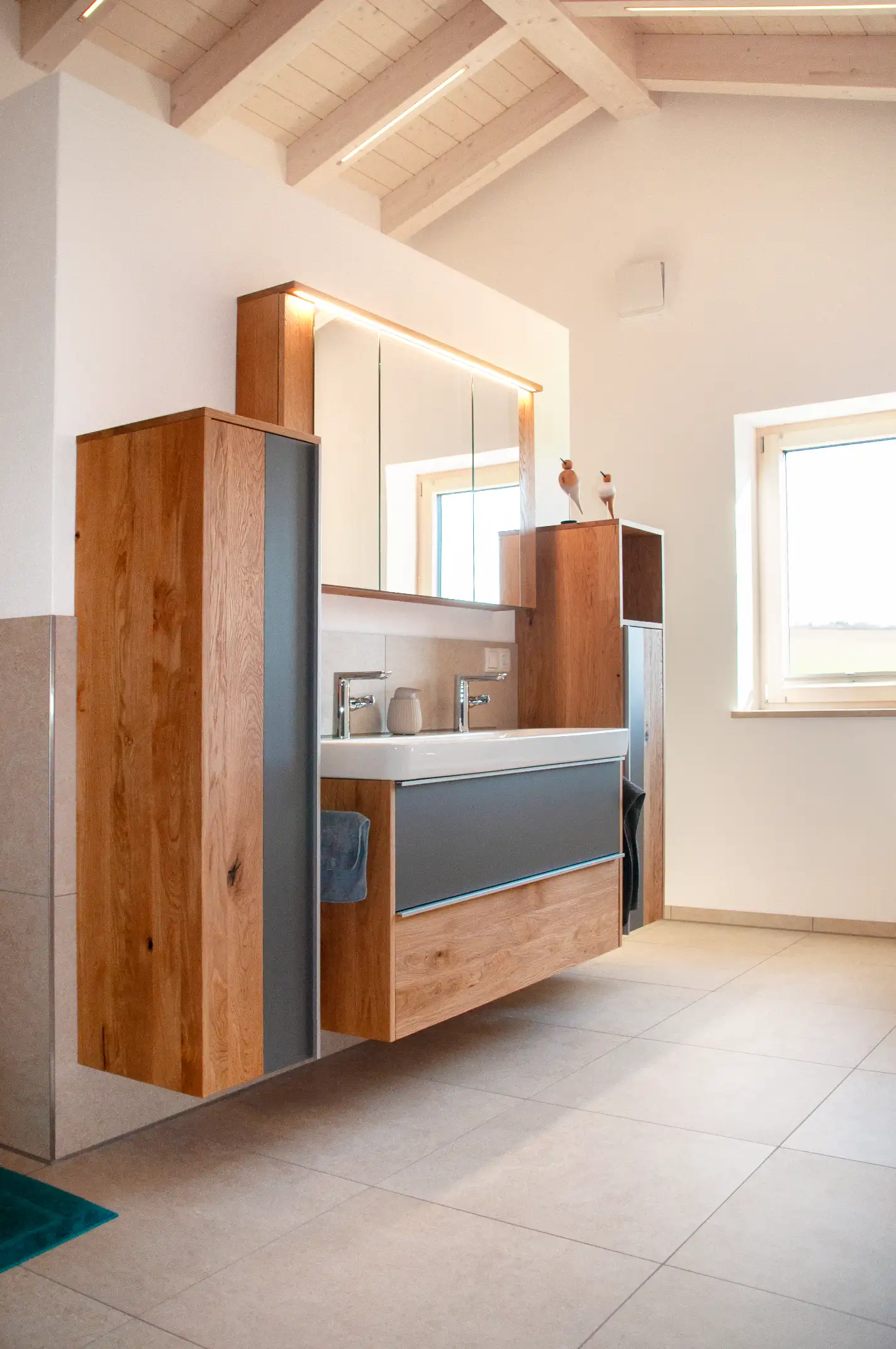 Waschtisch mit Badschrank in Eiche, Spiegel und frischem Blauton