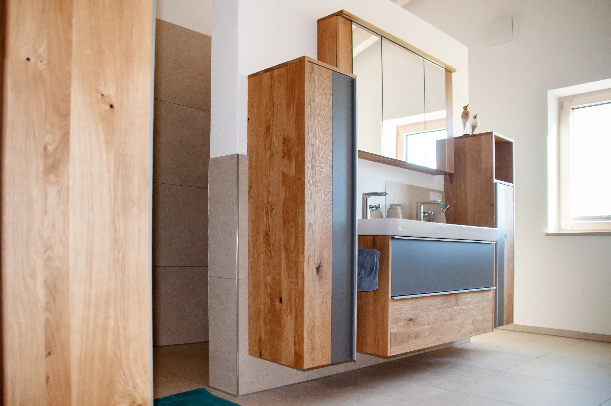 Waschtisch mit Badschrank in Eiche und frischem Blauton