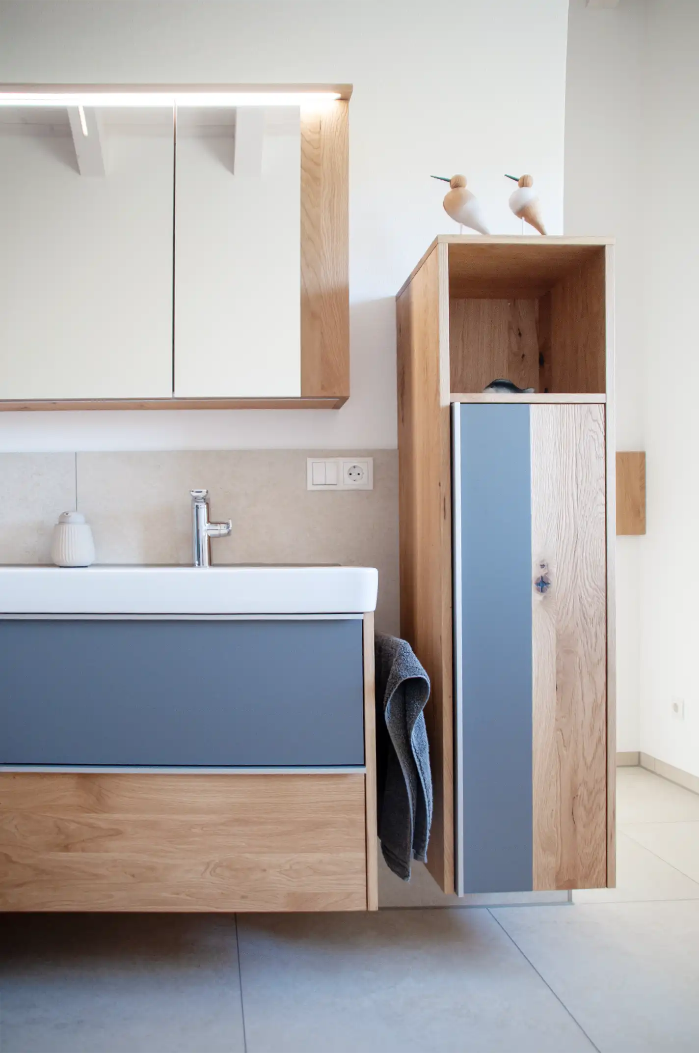 Waschtisch mit Badschrank in Eiche und frischem Blauton