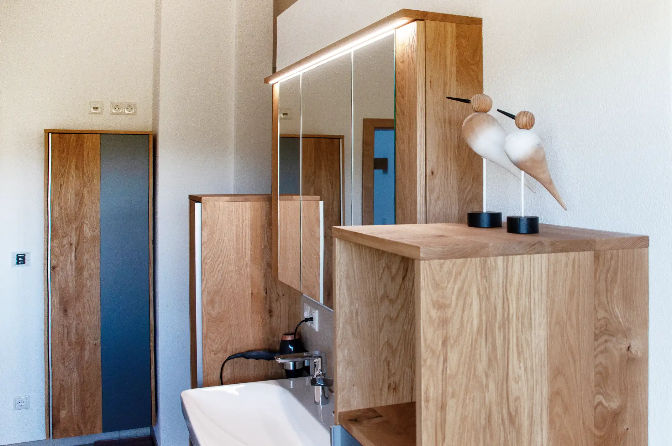 Waschtisch mit Badschrank in Eiche und frischem Blauton