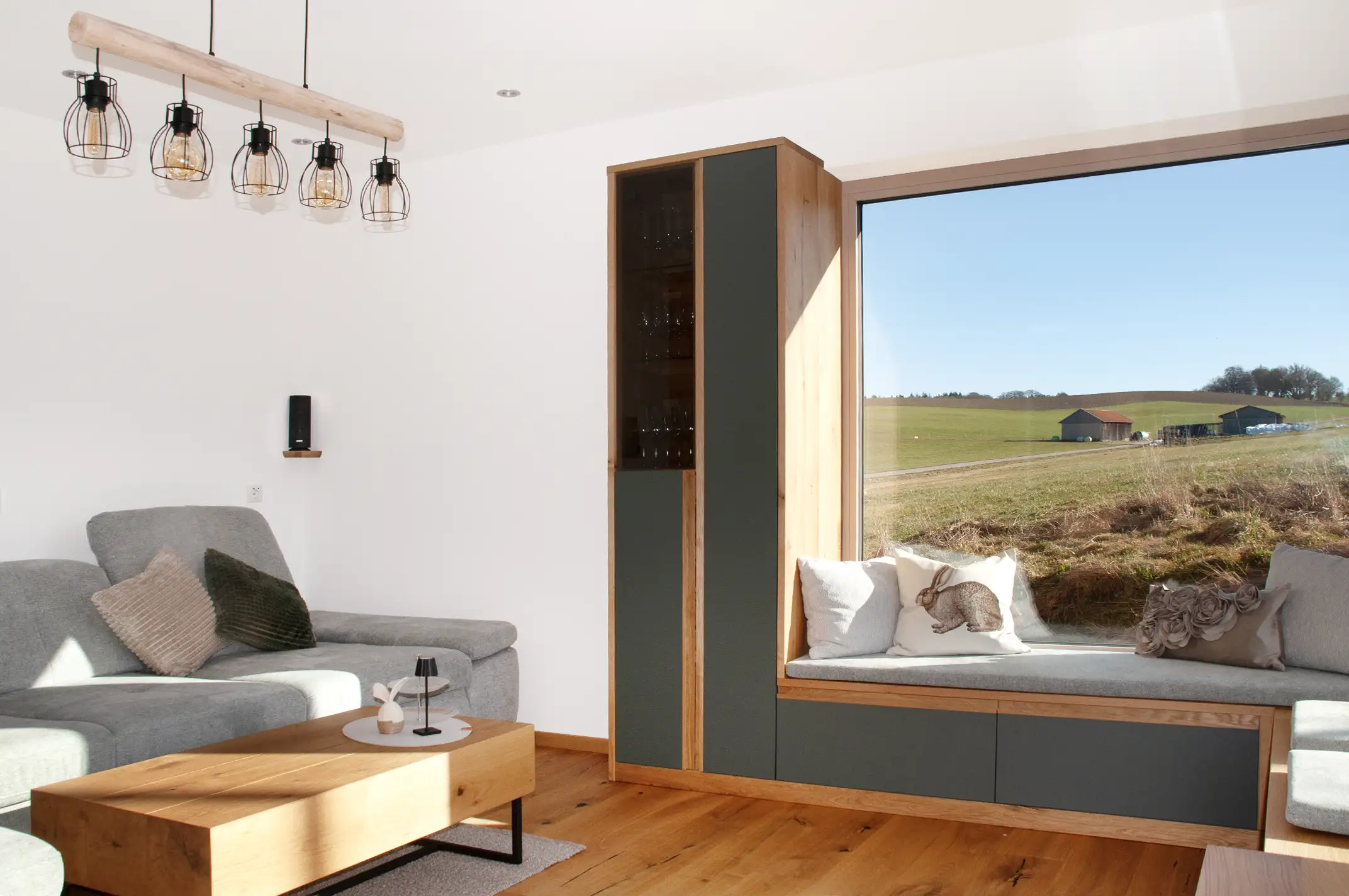 moderner Wohnzimmerschrank, Sitzplatz am Fenster